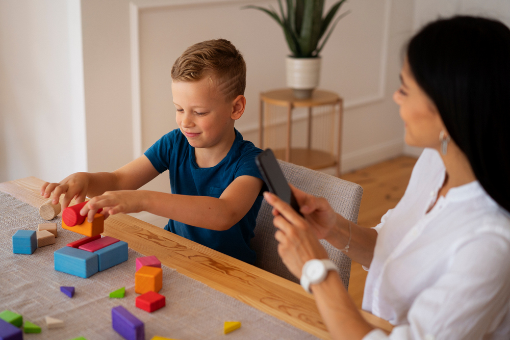 child-with-their-mom-playing-brain-teaser1